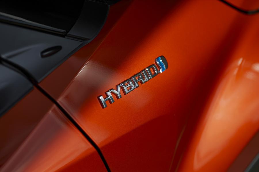 Логотип Toyota C-HR Hybrid 2019 года  (WW) (фото 18 из 174)